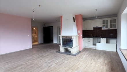 Просторен апартамент с камина и панорамна гледка към планината